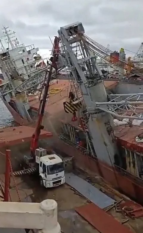 Bakım yapılan gemi yan yattı! 1 kişi öldü!